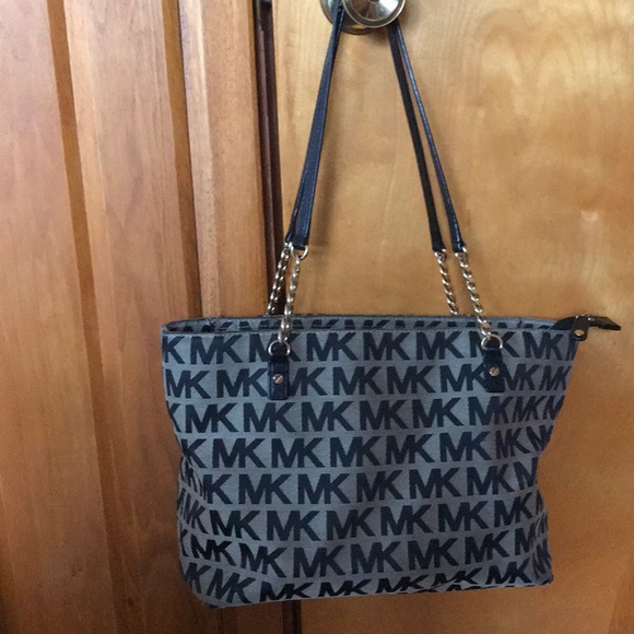 Michael Kors Handbags - Very gently used Michael Kors Bag.